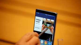 A man tries out a Samsung Electronics' Galaxy Note 9 at its store in Seoul