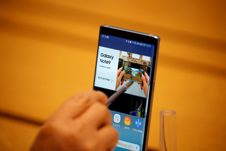 A man tries out a Samsung Electronics' Galaxy Note 9 at its store in Seoul