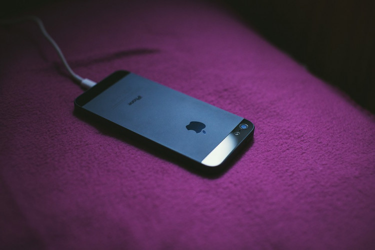 iPhone Allegedly Forces Users to Buy New Chargers Lawsuit Claims