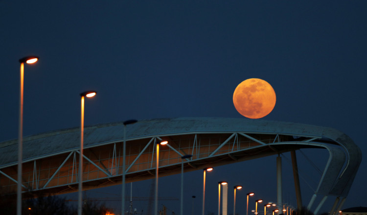 A supermoon rises over Tagus river in downtown Lisbon, Portugal January 19, 2019. 