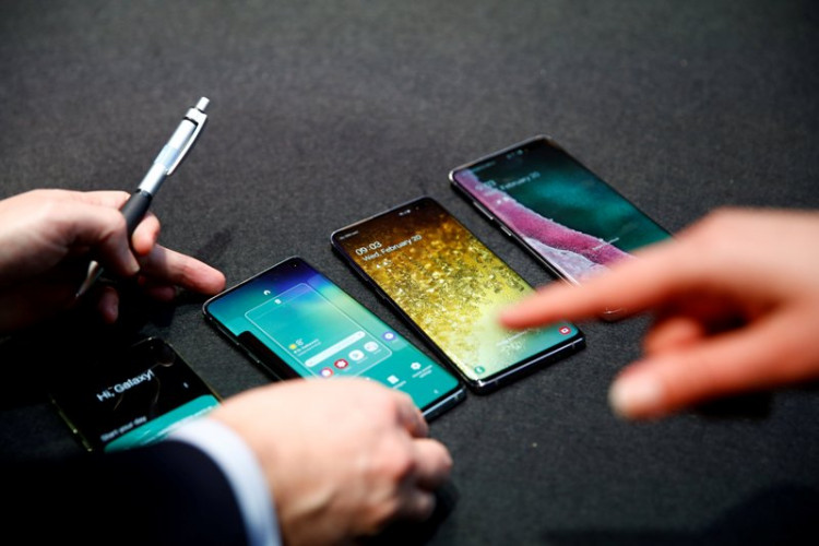 A Samsung employee arranges the new Samsung Galaxy S10e, S10, S10+ and the Samsung Galaxy S10 5G smartphones at a press event in London