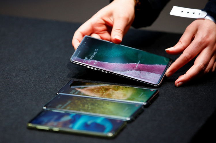 A Samsung employee arranges the new Samsung Galaxy S10e, S10, S10+ and the Samsung Galaxy S10 5G smartphones at a press event in London