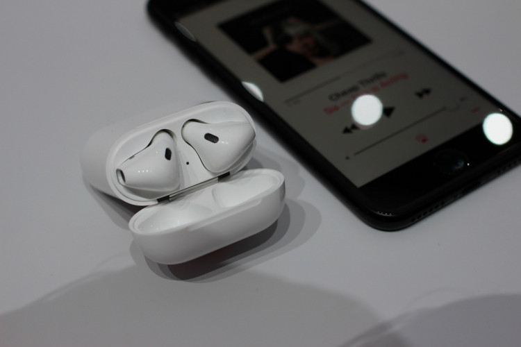 New Apple AirPods with iPhone 7