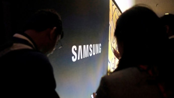 Attendees at Samsung Electronics Co LtdÕs Unpacked event test out the companyÕs new devices in in San Francisco