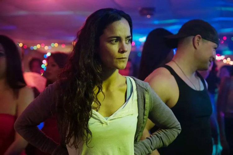 The story of Teresa Mendoza (Alice Braga) continues on 'Queen of the South' Season 4, along with new cast members.