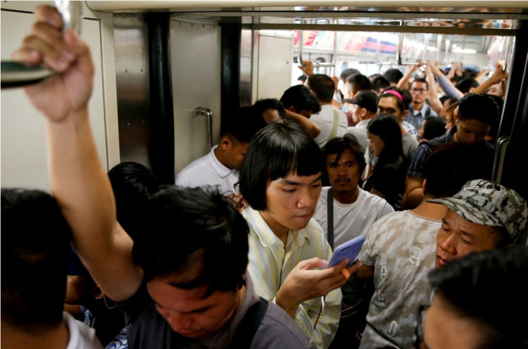 Manila train commuters