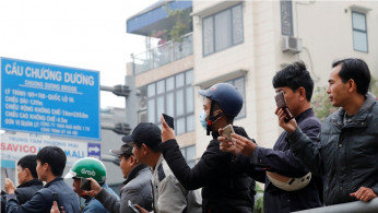 Vietnamese with mobile phones