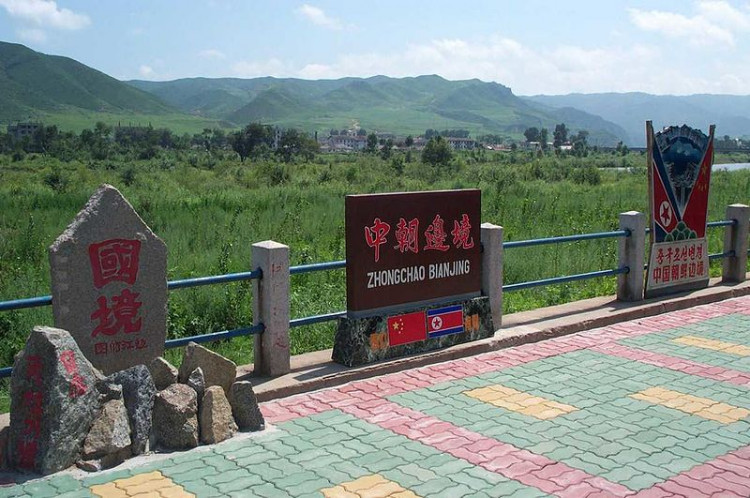 Board between China and North Korea