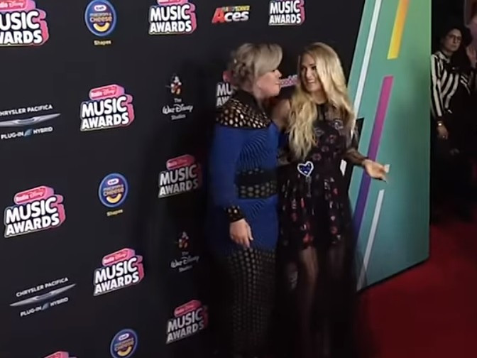 Kelly Clarkson and Carrie Underwood