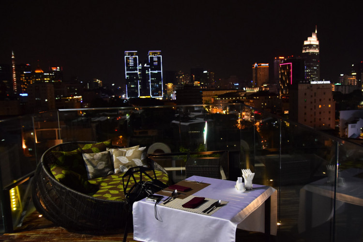 Chi Minh City becomes a new place for nightlife with its food, drinks, and lively hangouts in the rooftop.