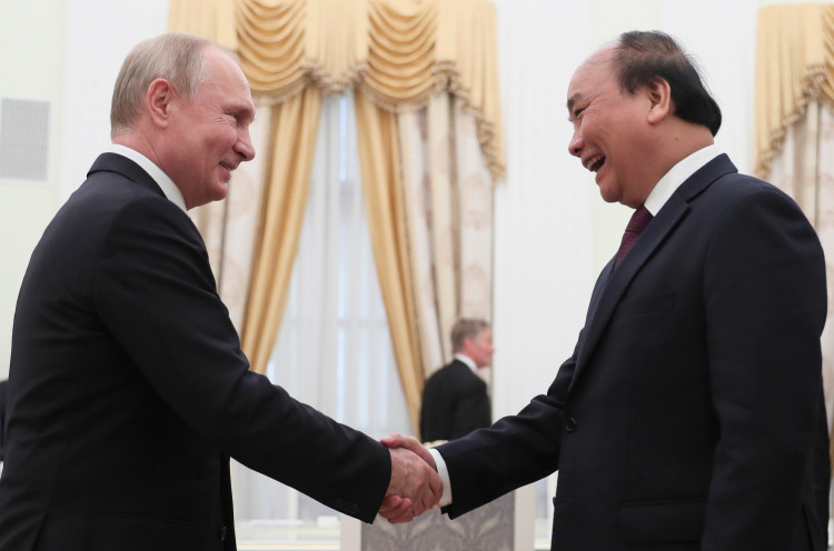 Russian President Vladimir Putin meets Vietnamese Prime Minister Nguyen Xuan Phuc