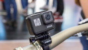 Action camera GoPro Hero 7 black fixed on a bike handlebar.