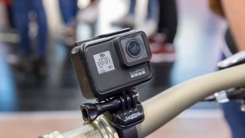 Action camera GoPro Hero 7 black fixed on a bike handlebar.