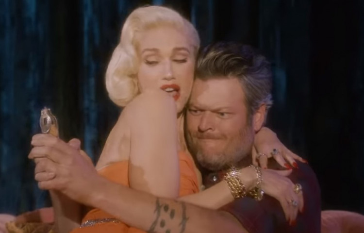 Gwen Stefani and Blake Shelton in the 'You Make Me Feel Like Christmas' music video