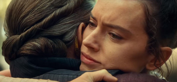Rey (Daisy Ridley) hugs Leia (Carrie Fisher) in 'Star Wars: The Rise of Skywalker'