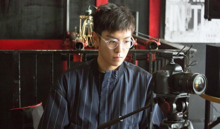 Despite all covered up from head to toe, eagle-eyed fans still recognized T.O.P walking in public.