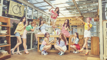 MOMOLAND 