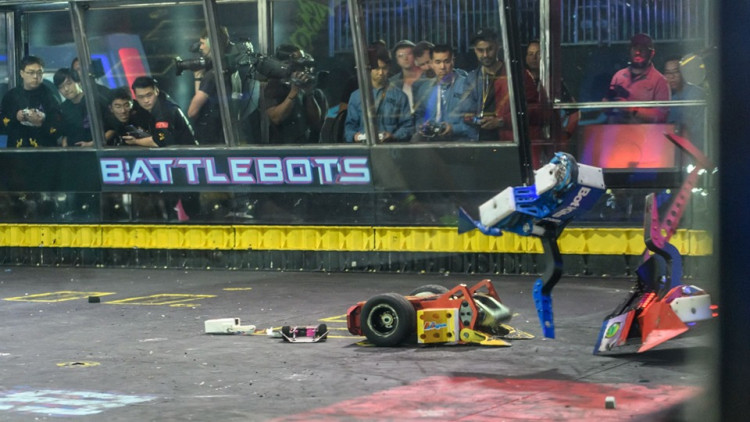 For the first time, the returning champ, Bite Force, will take on the legendary flipper, Bronco. 