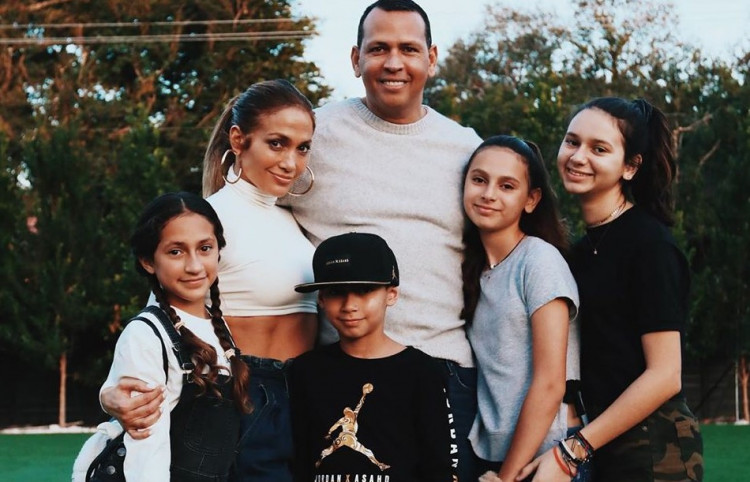 Jennifer Lopez Fiancee Alex Rodriguez Gives His All Out Support To The Singer