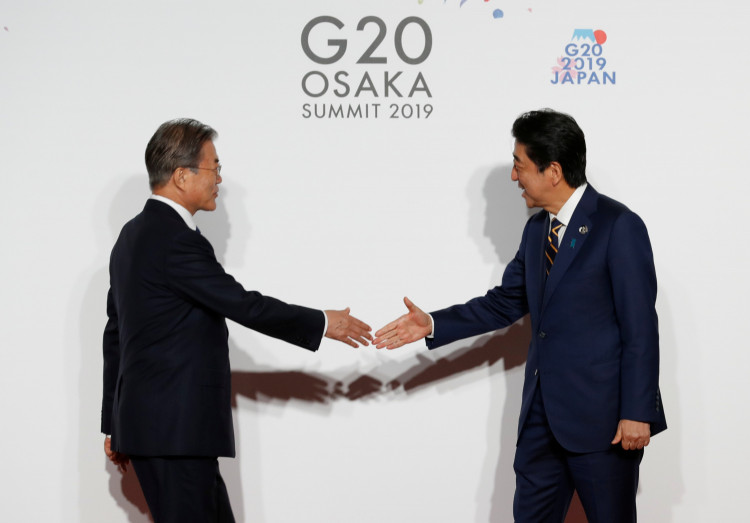Moon Jae-in and Shinzo Abe