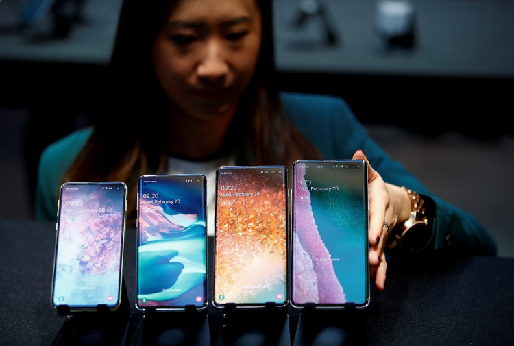 A Samsung employee arranges the new Samsung Galaxy S10e, S10, S10+ and the Samsung Galaxy S10 5G smartphones at a press event in London, Britain February 20, 2019.