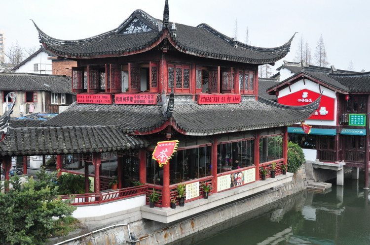  From parks to museums, malls, buildings, you can find almost every good sight here. 