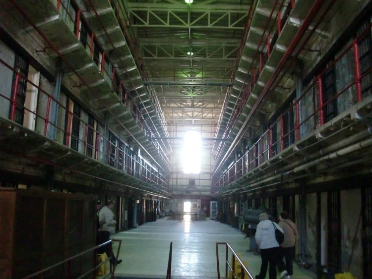 After the previous season started with a big bang, it looks like there would be no "Sneaky Pete" Season 4. 