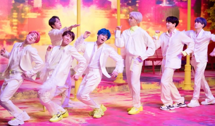 V invited Jin, Suga, J-Hope, RM, Jimin, and Jungkook to participate in the viral craze. 