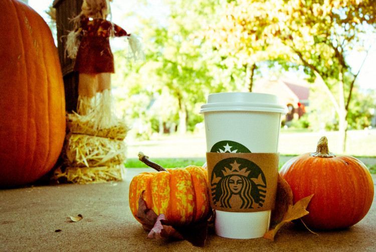 The fall season is about to begin, so it means Starbucks Pumpkin Spice Latte will reemerge.
