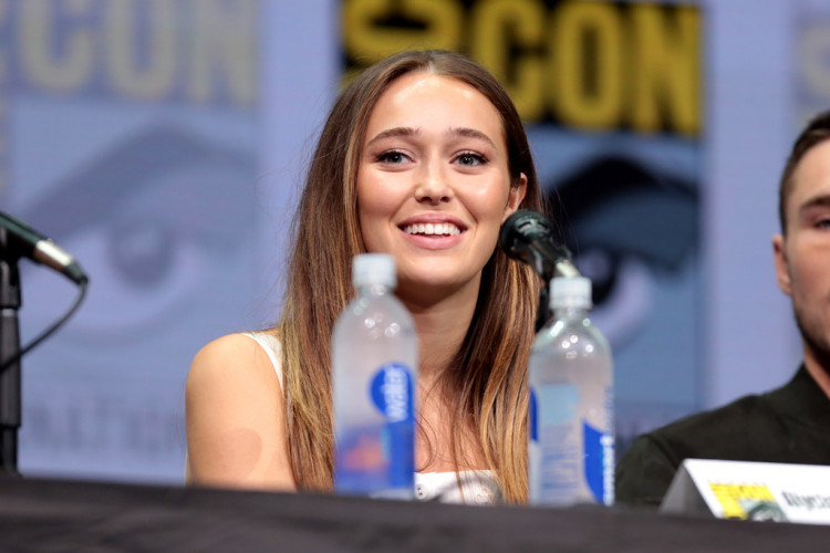 Strand and Alicia raced to the aid of a new survivor when a dangerous threat emerges. 